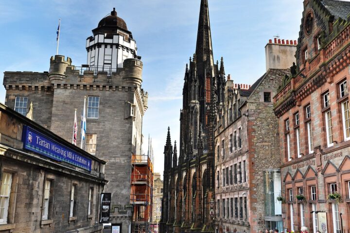 How to Do Edinburgh When the City Belongs to the Festivals