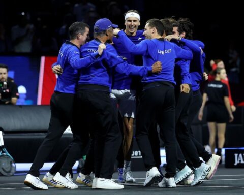 zverev clinches laver cup team europe london